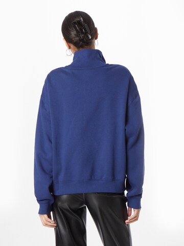 Sweat-shirt 'Essence' WEEKDAY en bleu