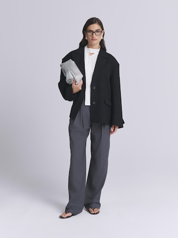 AEMMI Blazer in Black