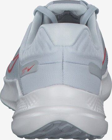 Chaussure de course 'Quest 5' NIKE en gris