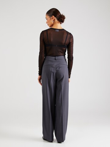 Wide leg Pantaloni con pieghe 'Rita' di VERO MODA in grigio