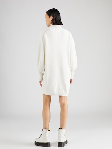 balta Calvin Klein Jeans Megzta suknelė