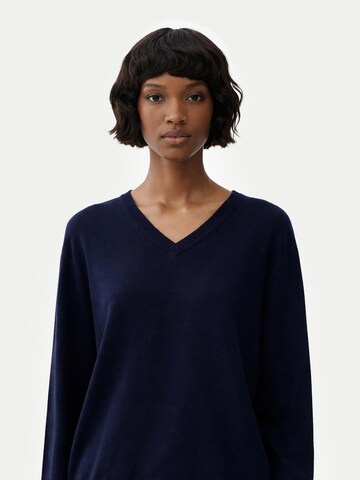 GOBI Cashmere Trui 'Women's Essential Cashmere V-Neck Sweater' in Blauw