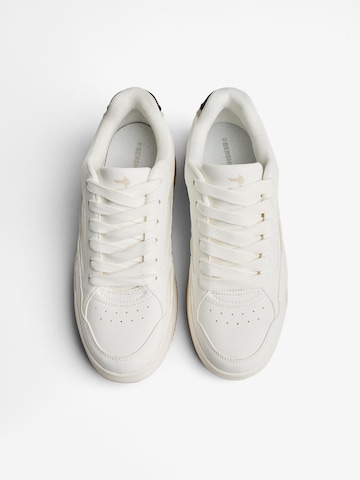 Bershka Ниски маратонки в бяло