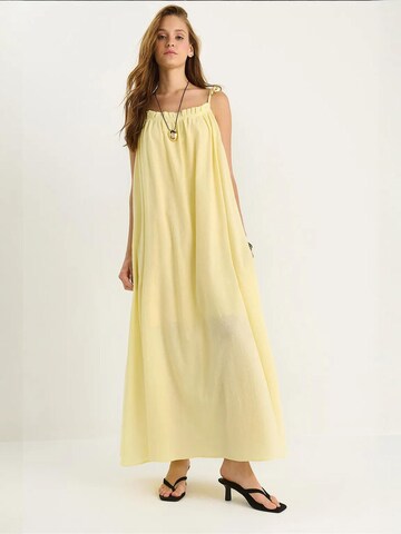 Bianco Lucci Dress in Yellow: front