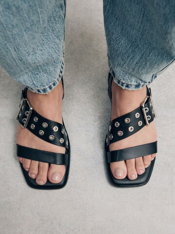 Next Remsandal i svart