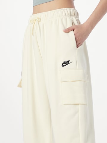 Effilé Pantalon cargo 'Club Fleece' Nike Sportswear en beige