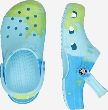 Crocs حذاء مفتوح بلون أزرق