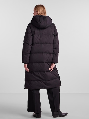 Y.A.S Mantel 'Puffa' in Schwarz