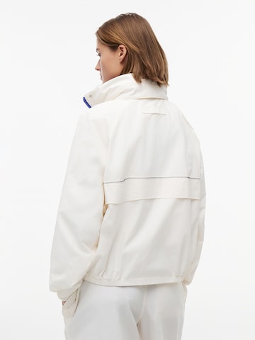 Tommy Jeans Демисезонная куртка в Белый