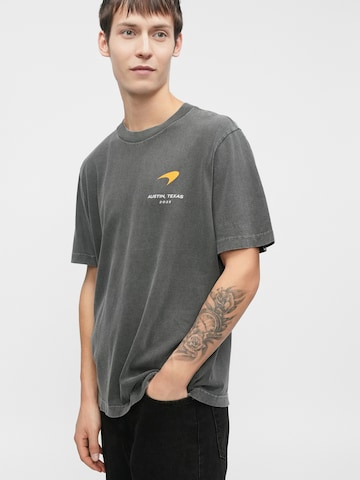 Abercrombie & Fitch Póló 'MCLAREN AUSTIN CAPSULE' - szürke