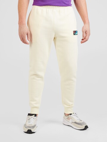 Nike Sportswear Tapered Byxa 'CLUB' i vit: framsida