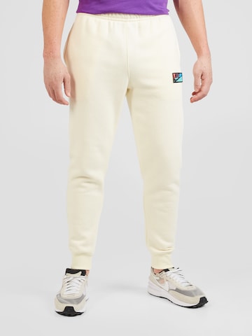 Nike Sportswear - Tapered Calças 'CLUB' em branco: frente