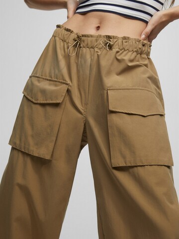 Pull&BearLoosefit Cargo hlače - smeđa boja