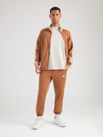 Nike Sportswear Regular Joggingpak 'CLUB' in Bruin