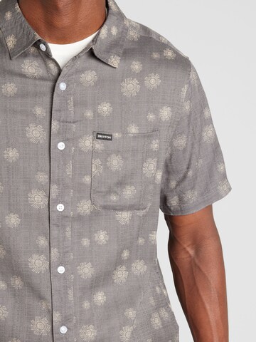 Brixton - Ajuste regular Camisa 'CHARTER' en gris