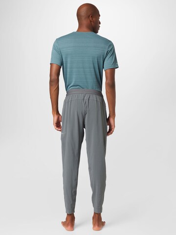 NIKE Tapered Sportbroek in Grijs