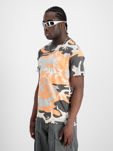 Maglietta 'T Camo' di ALPHA INDUSTRIES in arancione