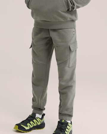 WE Fashion Regular Trousers in Green
