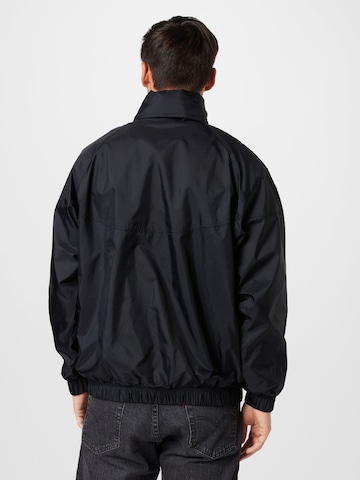 Nike Sportswear Prehodna jakna 'Windrunner' | črna barva