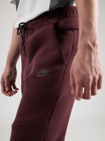 Tapered Pantaloni 'TCH FLC' de la Nike Sportswear pe roșu