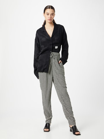 ABOUT YOU Tapered Broek 'Elina' in Zwart