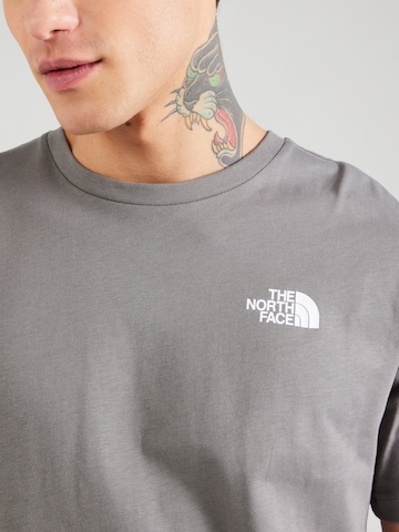 THE NORTH FACE Μπλουζάκι 'Redbox' σε γκρι