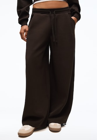 Barrel Pantaloni cutați de la Bershka pe maro: față