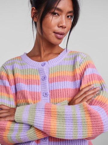 Geacă tricotată 'CALIFA' de la PIECES pe mov