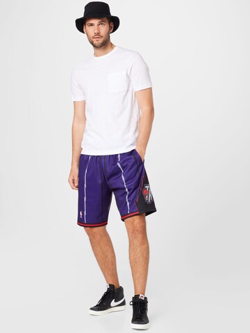 Mitchell & Ness Regular Sporthose in Lila