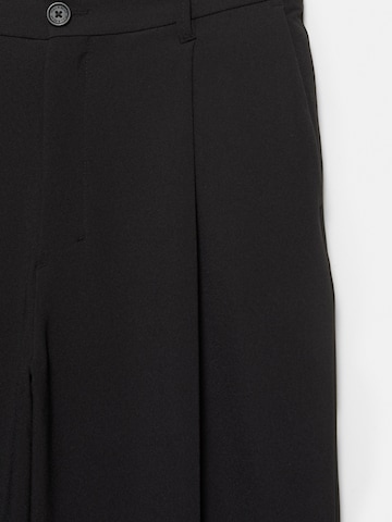 Regular Pantalon à plis Pull&Bear en noir