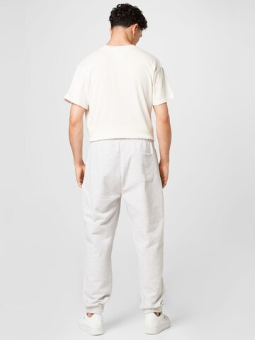 Tommy Jeans Tapered Broek 'Badge' in Grijs