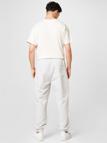 Tapered Pantaloni 'Badge' di Tommy Jeans in grigio