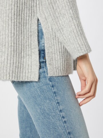 Pull-over 'Caya' ABOUT YOU en gris