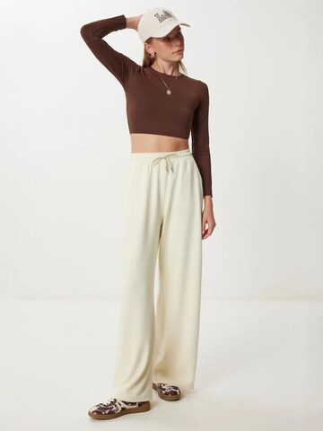 Wide leg Pantaloni di Happiness İstanbul in giallo