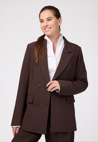 Suri Frey Blazers ' SFY Freyday ' in Bruin