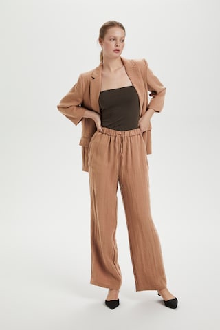 SOAKED IN LUXURY Loose fit Trousers 'Camile' in Brown