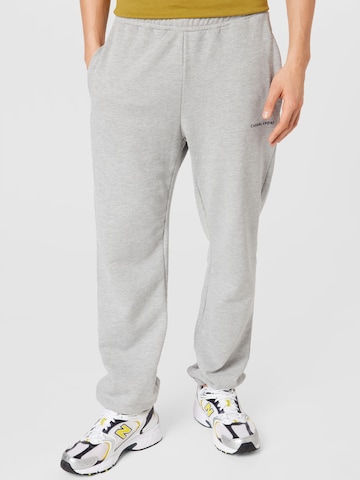 Loosefit Pantaloni 'Phenix' de la Casual Friday pe gri: față