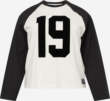 Levi's® Plus T-shirt i svart: framsida
