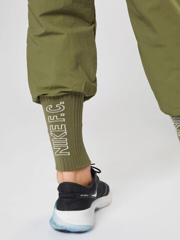 NIKE Tapered Urheiluhousut värissä vihreä