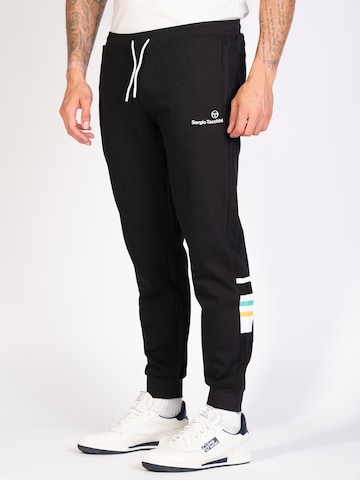 Sergio Tacchini Tapered Hose in Schwarz: predná strana