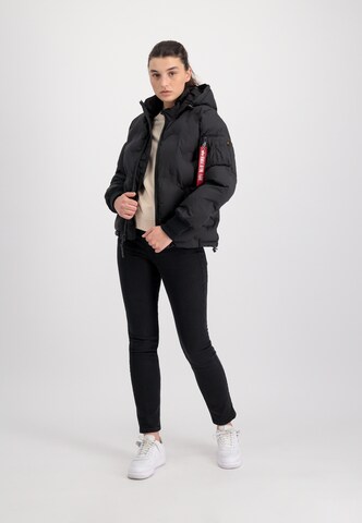 ALPHA INDUSTRIES Talvitakki 'Flight Jacket Hooded Logo Puffer Wmn' värissä musta