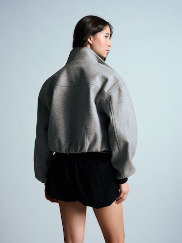 Bershka Prechodná bunda - Sivá