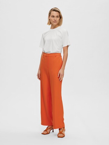 regular Pantaloni con piega frontale di Selected Femme Curve in arancione