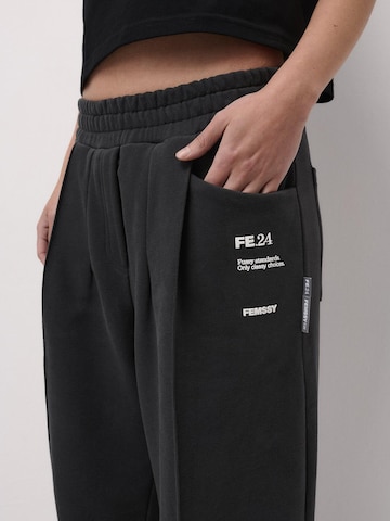 Loosefit Pantalon 'SPODNIE DRESOWE FLOW TAUPE' FEMSSY en gris