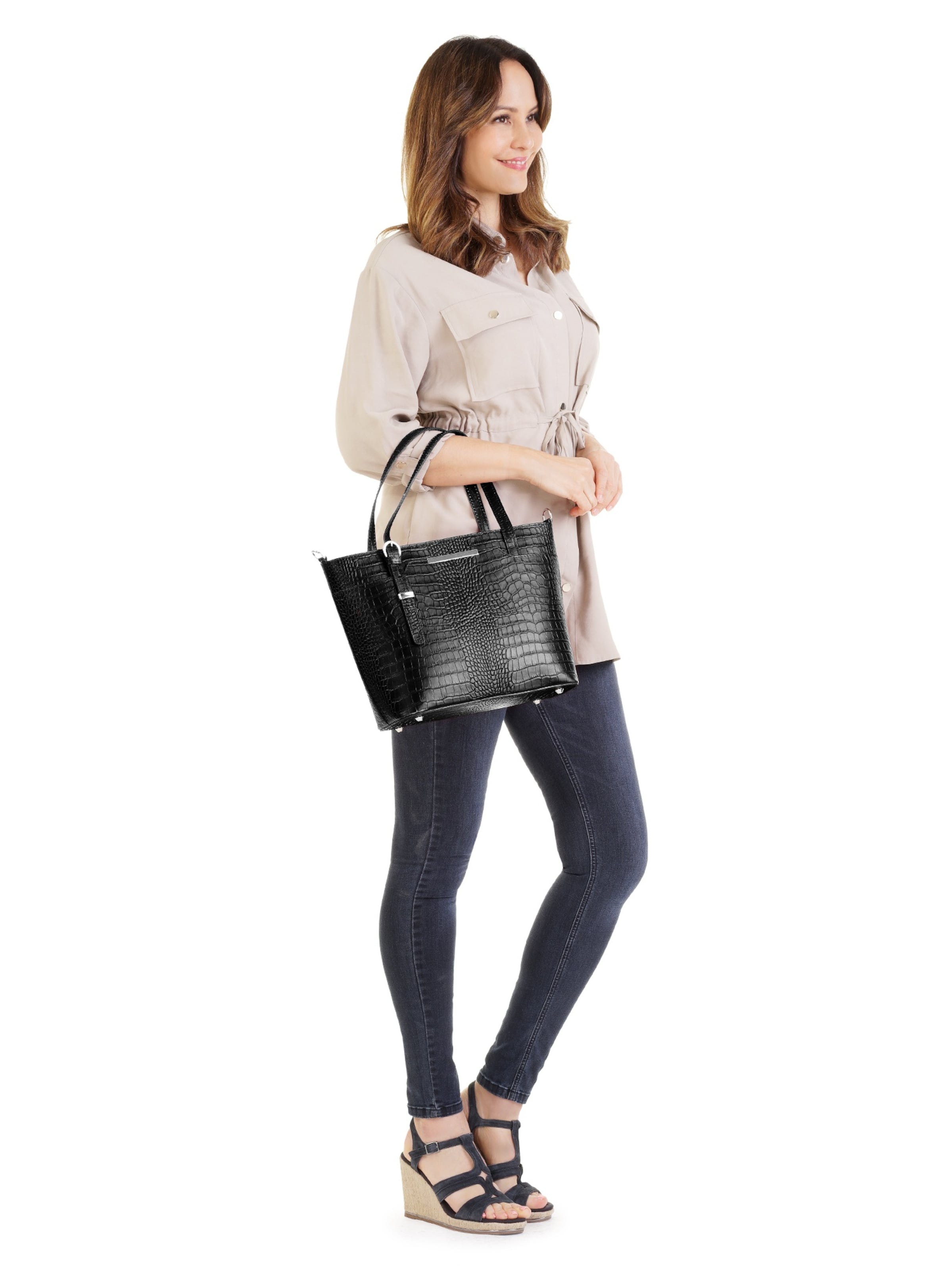 Cluty Handbag in Black: front