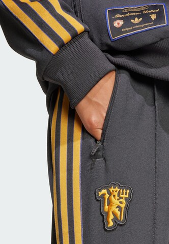 ADIDAS ORIGINALS Tapered Broek 'Manchester United Terrace Icons' in Zwart