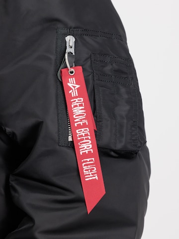 ALPHA INDUSTRIES Välikausitakki värissä musta