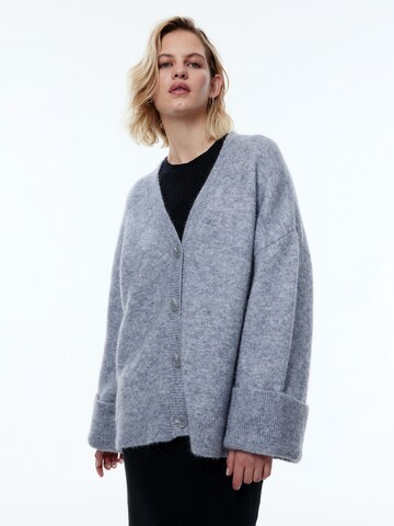 EDITED Cardigan 'Haima' i grå: forside