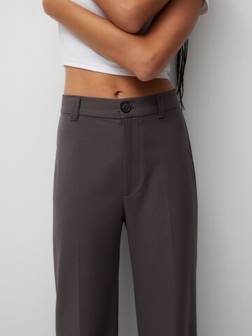 Pull&Bear Loose fit Pleated Pants in Brown