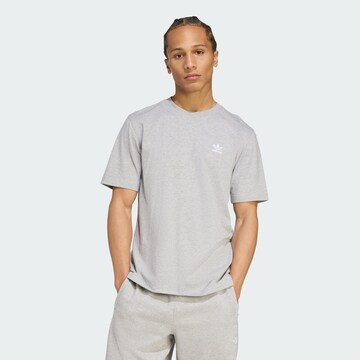 ADIDAS ORIGINALS T-shirt 'Trefoil Essentials' i grå: framsida